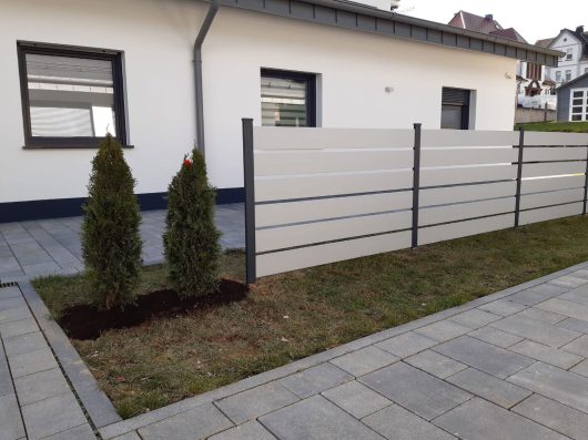 Ref_Abstand_grau2 Premium Aluzaun für Sichtschutz und Vorgarten offene Optik